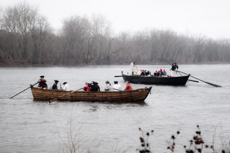 Washington’s troops cross the Delaware River